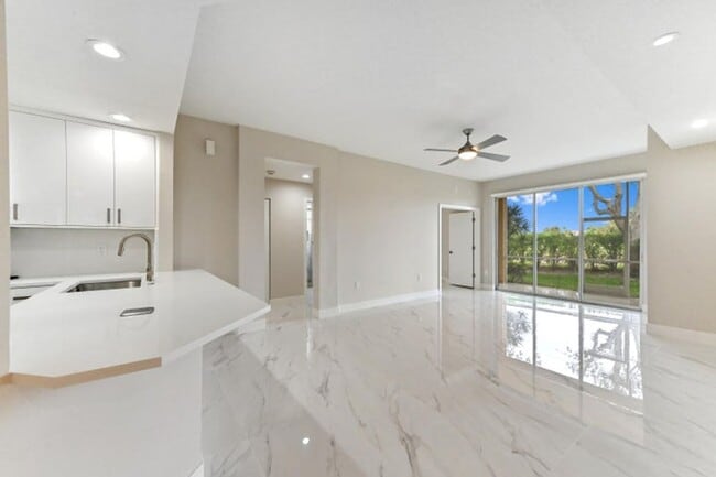 Building Photo - 12510 Crystal Pointe Dr