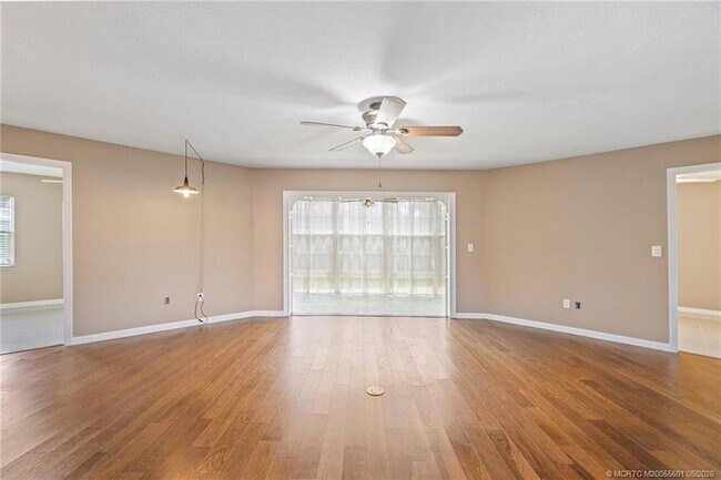 Building Photo - 3218 SE Aster Ln