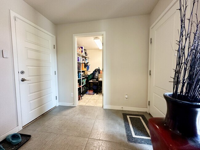 Building Photo - 11235 Colony Row