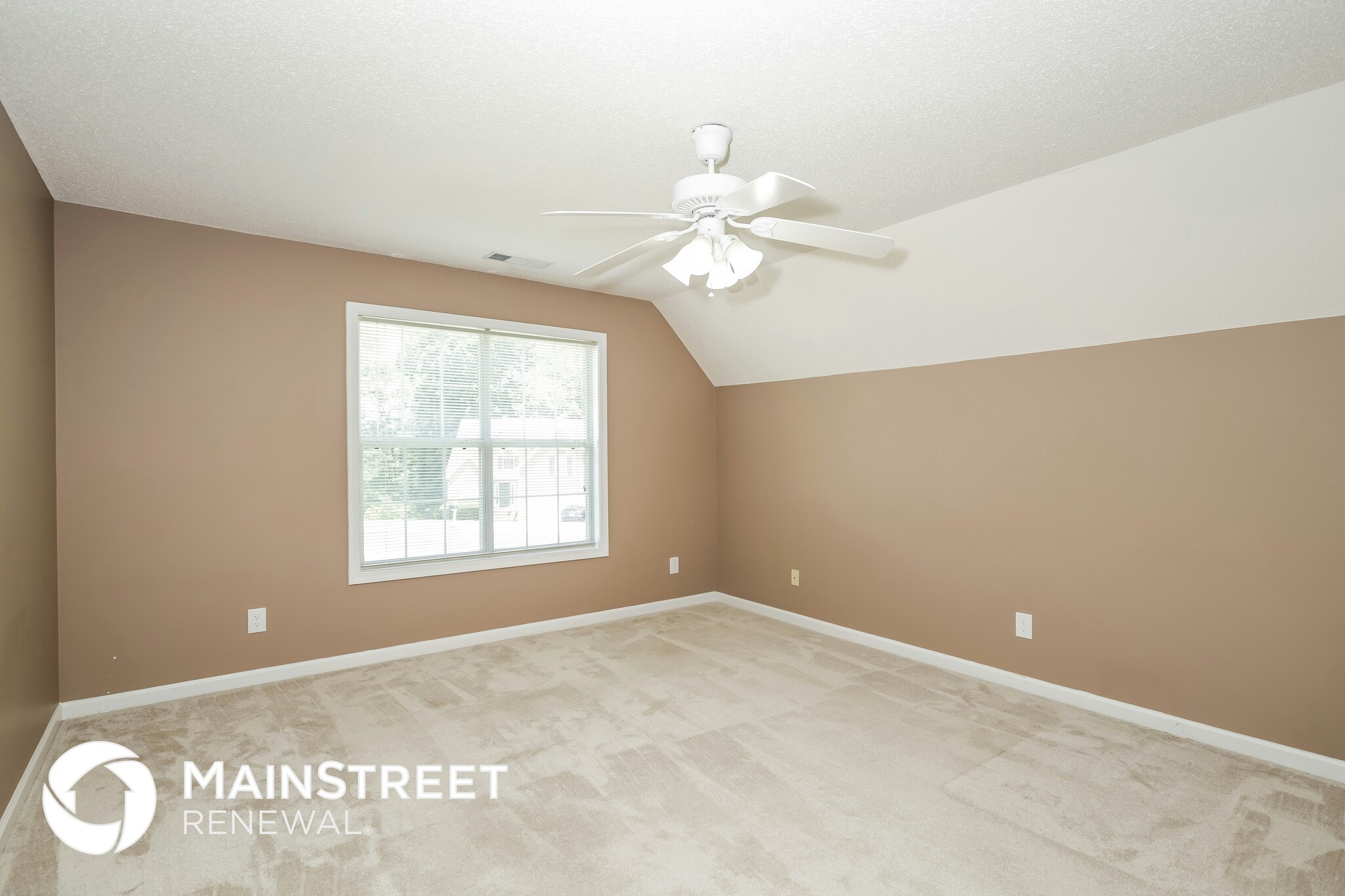 Building Photo - 1352 Vine Cir