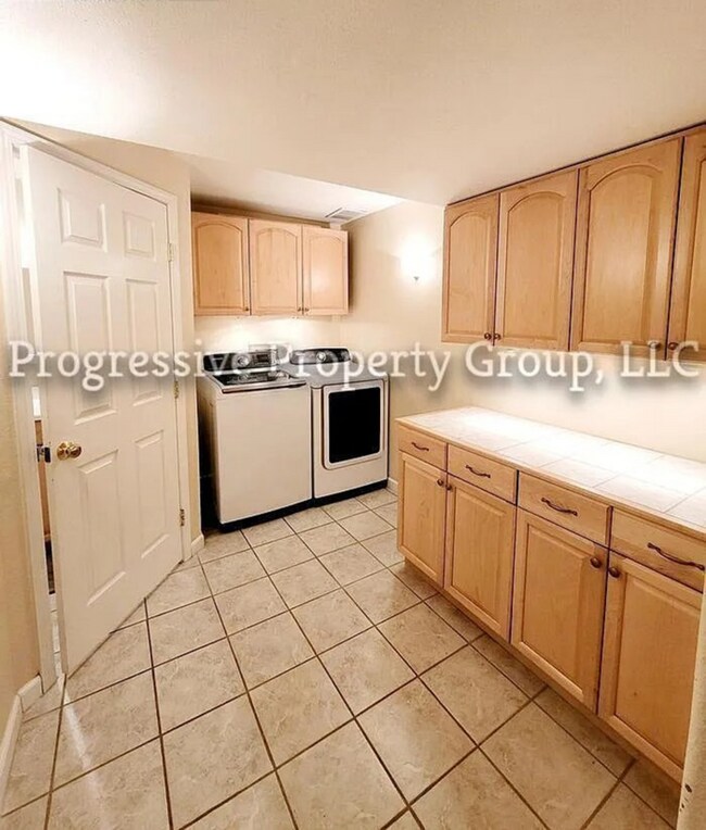 Building Photo - Beautiful 4-Bedroom Gem in the Heart of Briargate!