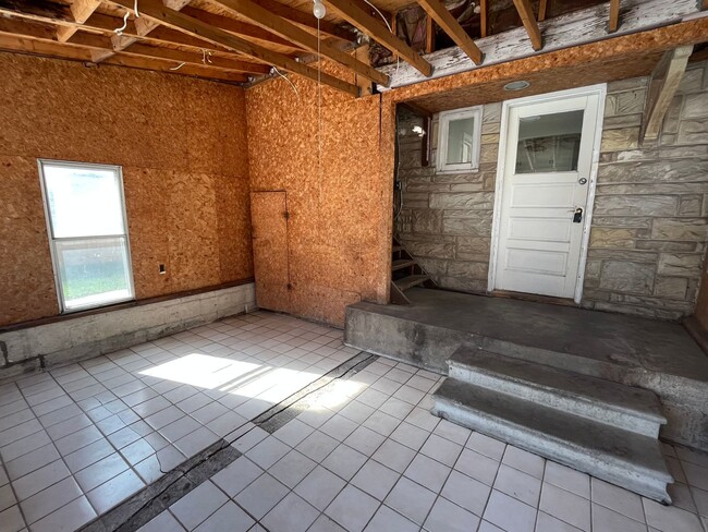 Building Photo - 6 Bedroom House With Enclosed Patio! Comin...