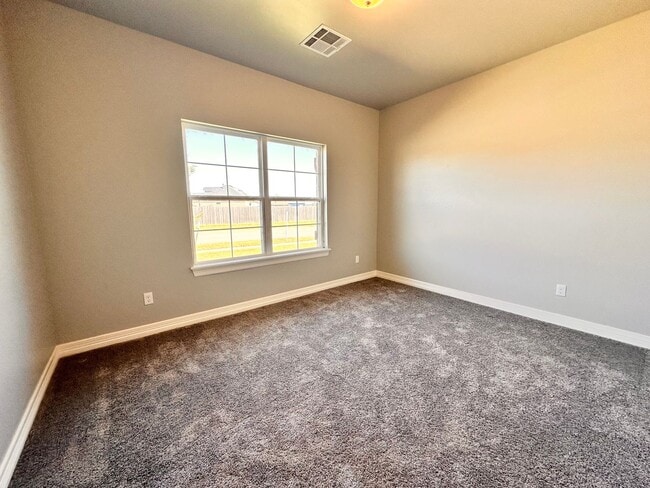 Building Photo - Spacious 4-Bedroom Home with Pool in Yukon