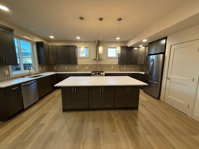 Building Photo - Now renting Brand-new 4 bedroom, 3 bathroo...