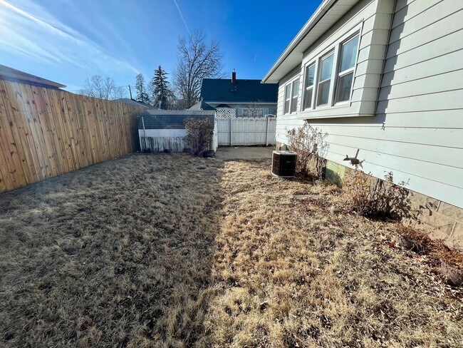 Building Photo - Main St. in Cedar Falls-2bd/1ba House