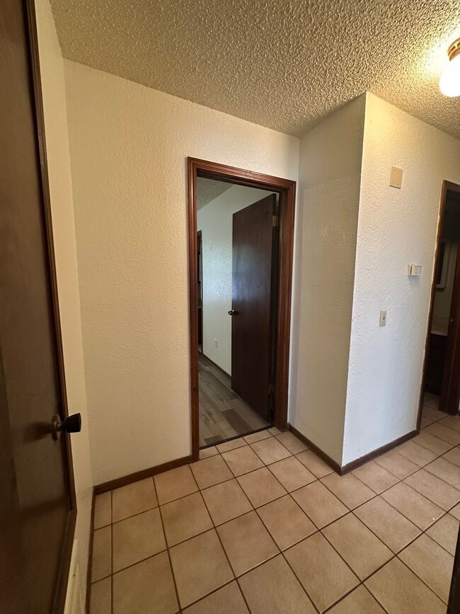 Building Photo - 2 Bedroom 1.5 Bath