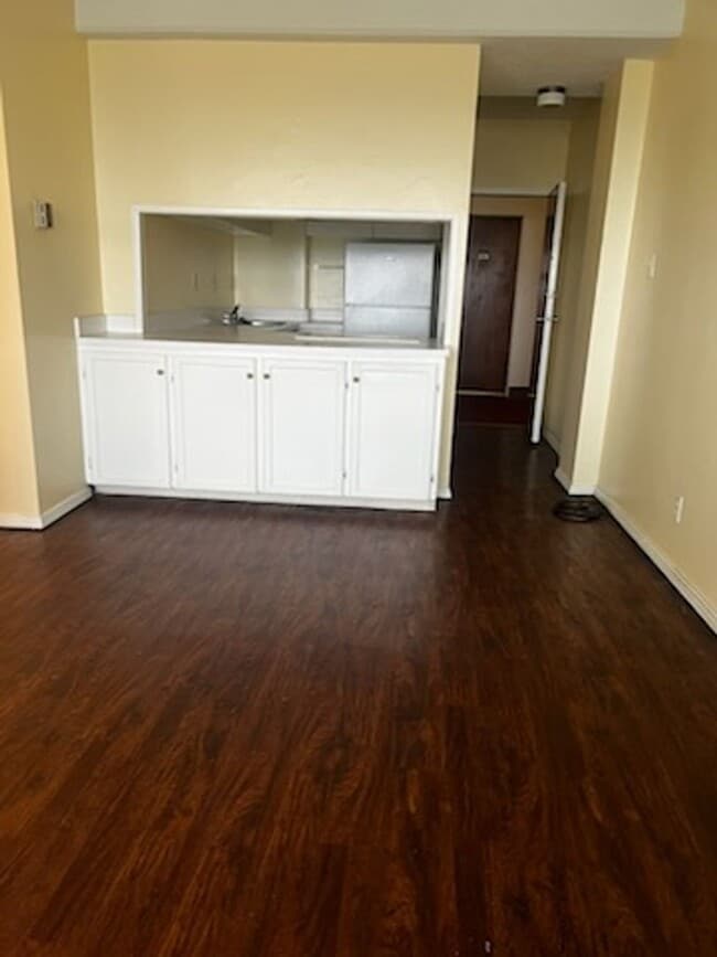 Building Photo - Midtown High Rise Apartment Available Now