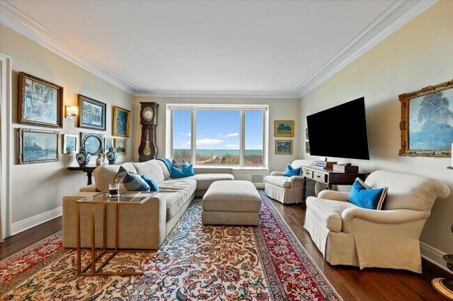 Building Photo - 2130 N Lincoln Park W