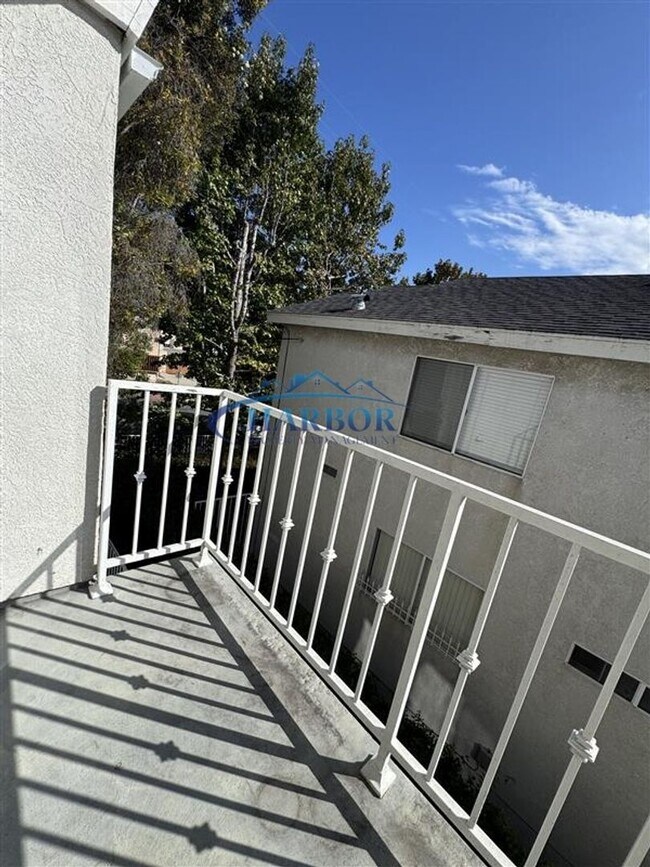 Building Photo - 961 W 1st St