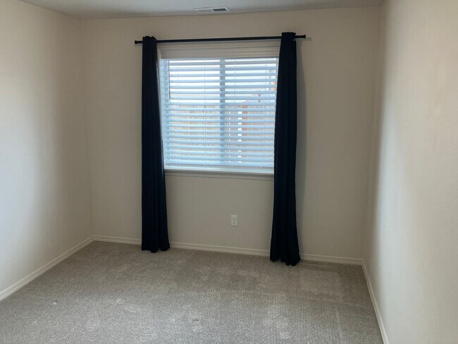 Building Photo - 2023 Three Bedroom Home in Dallas