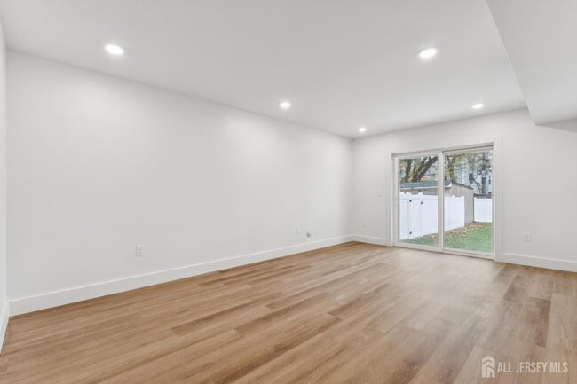 Building Photo - 84 Hollywood Ave