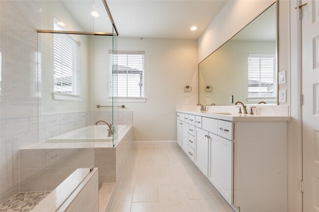 Building Photo - 2802 Grand Fountains Dr