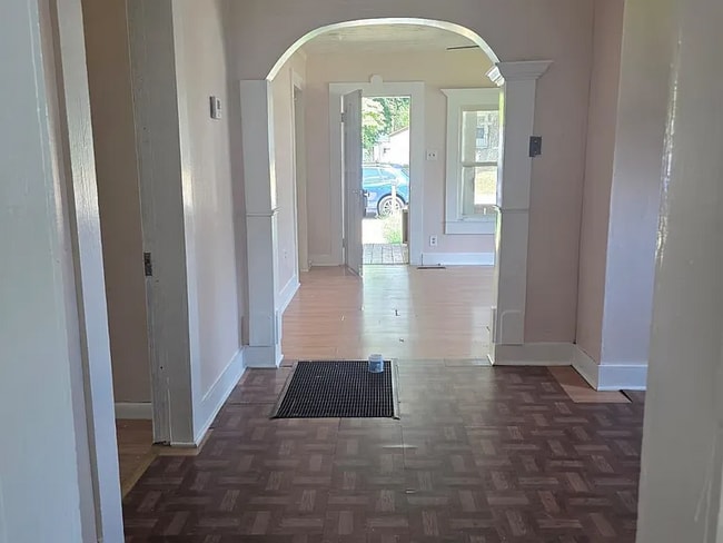 Building Photo - 415 N Eclipse St