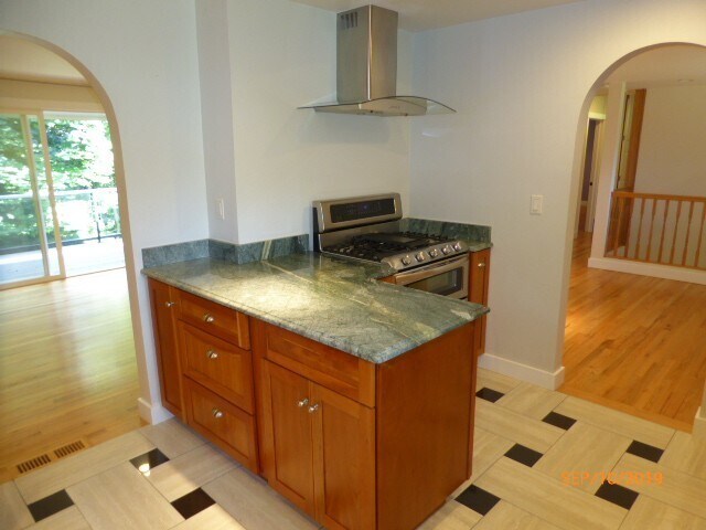 Building Photo - Remodeled 4 Bed 2 Bath Home Near Downtown ...