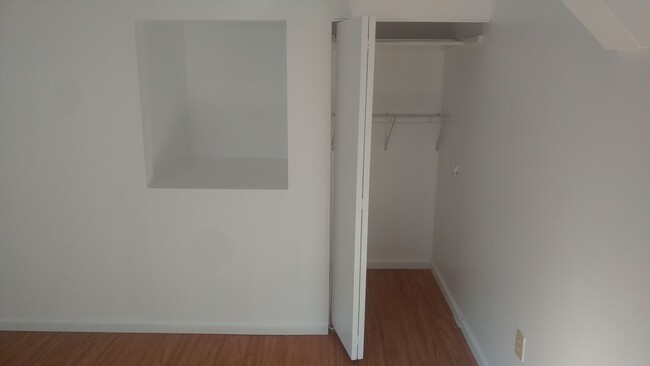 Building Photo - Newly Renovated Luxury 2 bedroom on a dead...