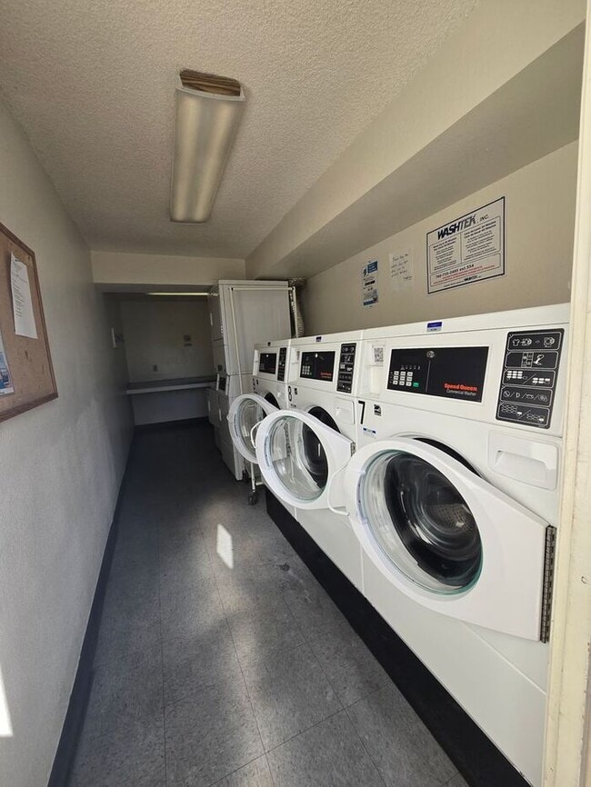 Building Photo - Discover this well-appointed 2-bedroom, 1.5-bath condo in San Diego