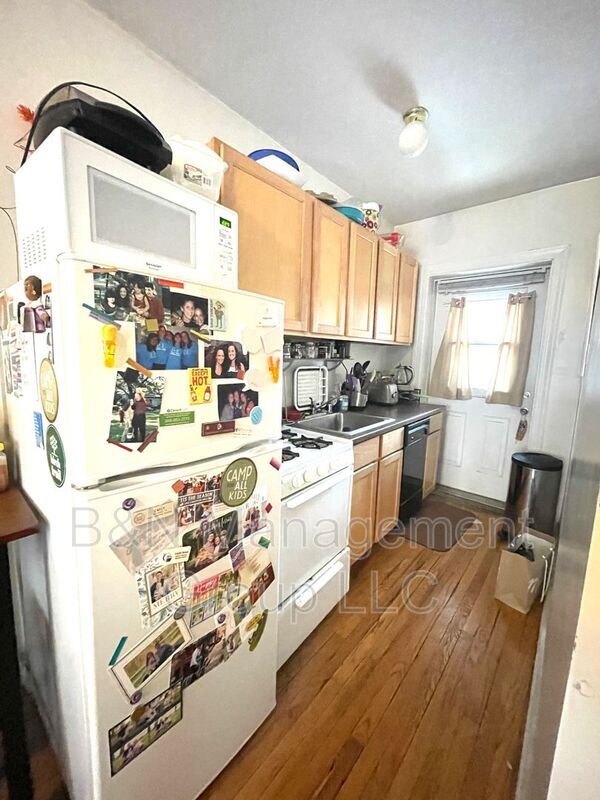 Building Photo - 910 W Oakdale Ave