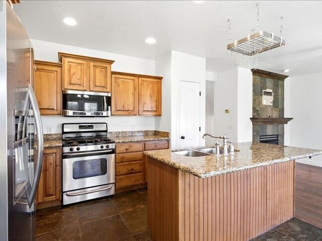 Building Photo - DRAPER  BEAUTIFUL 3 BED 2.5 BATH TOWNHOME