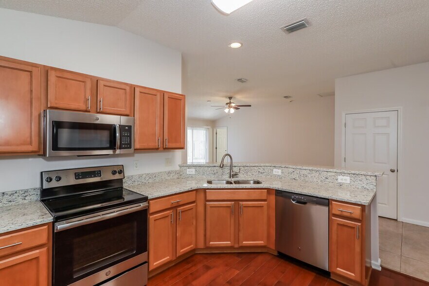 Building Photo - 14444 Woodfield Cir N