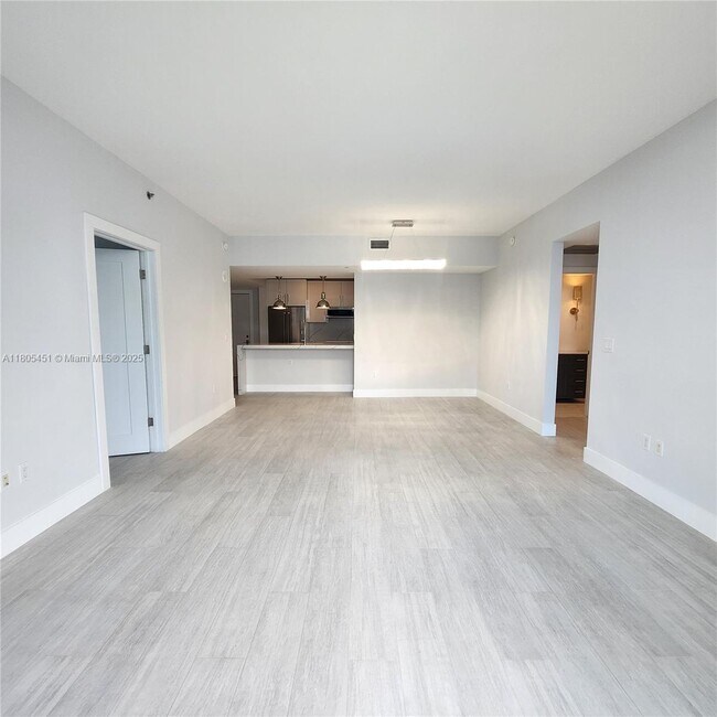 Building Photo - 950 Brickell Bay Dr