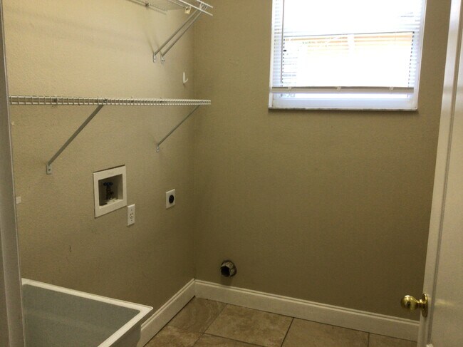 Building Photo - 1006 Drift Creek Cove