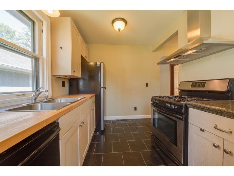 Building Photo - 1674 St Clair Ave