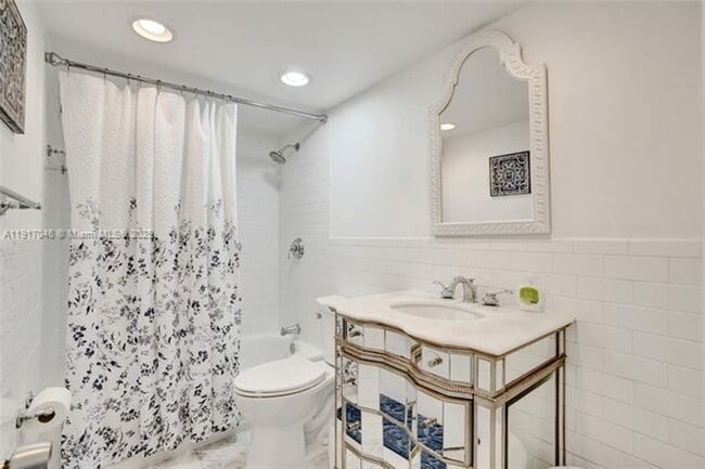 Building Photo - 5005 Collins Ave