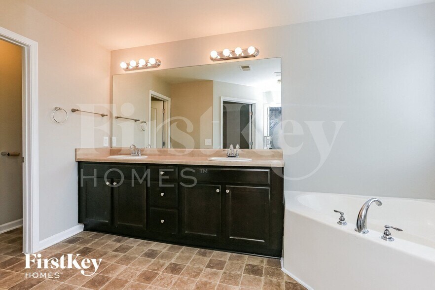 Building Photo - 447 Clapton Ct