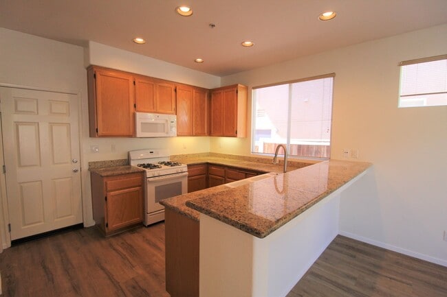 Building Photo - Large Ventura Home with Community Pool