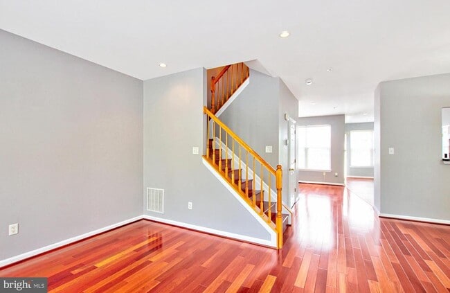 Building Photo - 9902 Woodview Dr