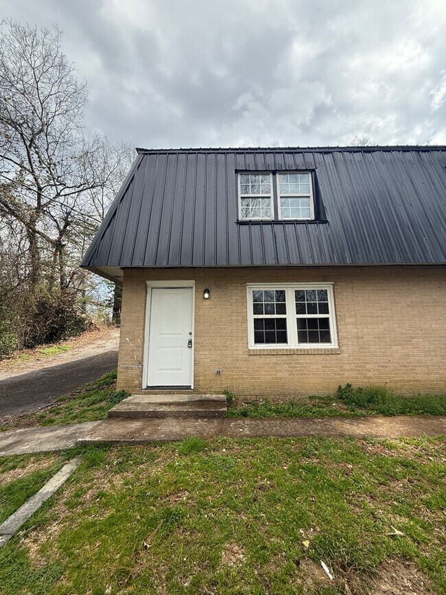 Building Photo - Looking for a comfortable place to call home? We have a great 2 bed, 1.5 bath home!