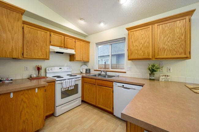 Building Photo - Newly Renovated 3 Bedroom, 2 Bath House in Sheridan