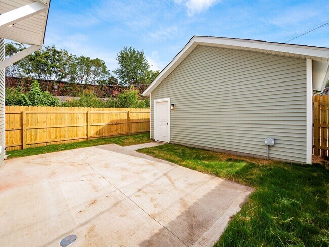 Building Photo - 166 Wisconsin Ave