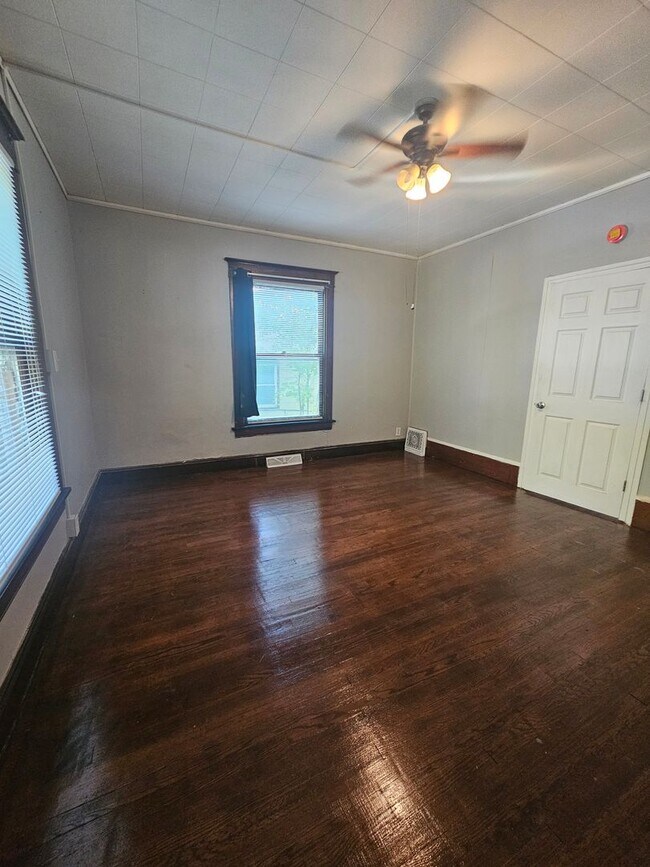 Building Photo - 1603 W 10th St