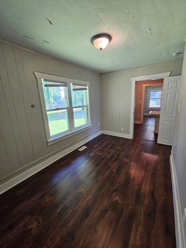 Building Photo - 2 bedroom | 1 Bathroom Home | Pets Welcome!
