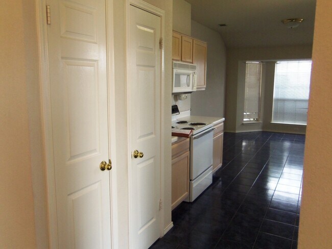 Building Photo - 2414 Tracey Ann Ln