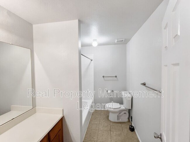 Building Photo - 3211 Roundtree Ln