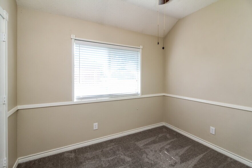 Building Photo - 1211 Old Knoll Dr