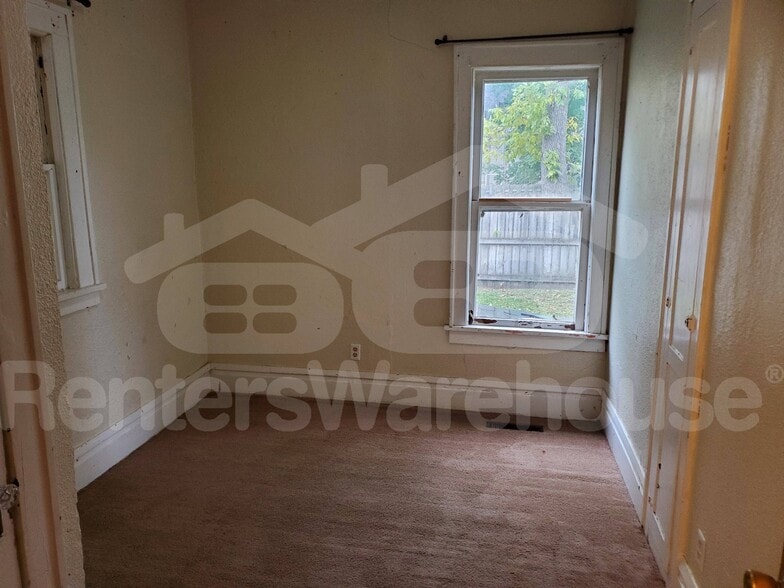 Building Photo - 407 N Elm Ave