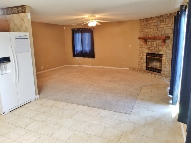 Building Photo - Big, nice ranch style home near major Tope...