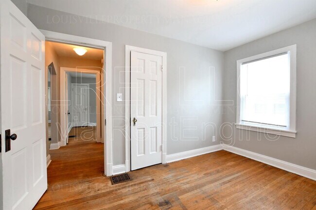 Building Photo - 402 N 41st St