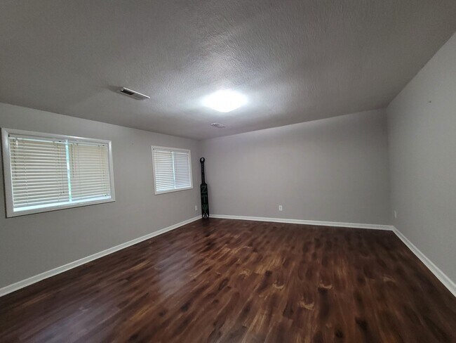 Building Photo - Coralville 4 bedroom 2.5 bath, 2 stall attached garage, fenced yard!