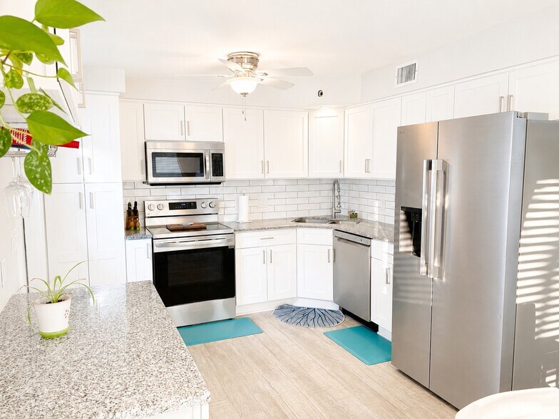 Building Photo - 14014 Marguerite Dr