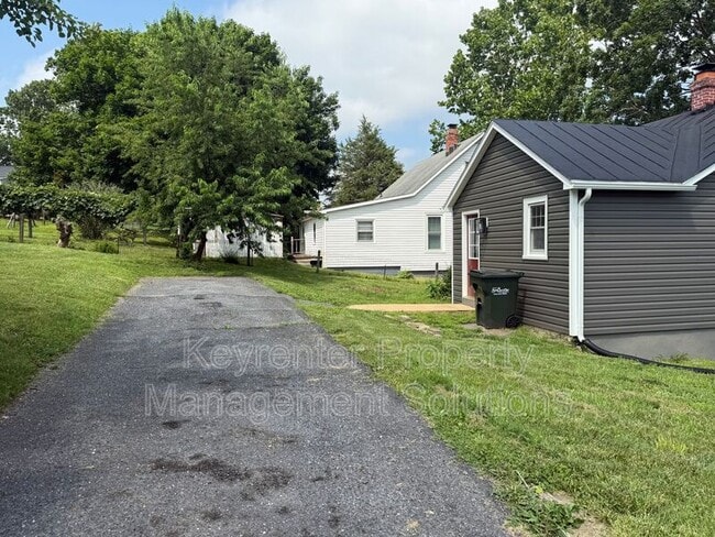 Building Photo - 202 Grubert Ave