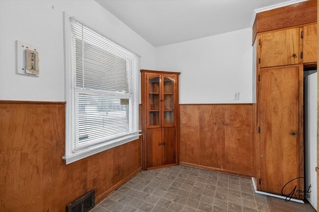 Building Photo - $1400 3 bedrooms