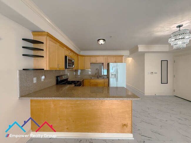 Building Photo - Spacious 3 Bedroom 2 Baths Corner Condo