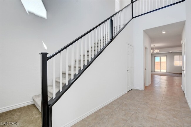 Building Photo - 882 Sycamore Falls St