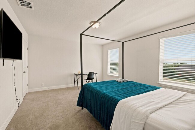 Building Photo - Spacious 6 Bedroom with Media Room!