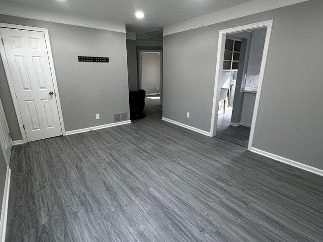 Building Photo - 2 Bedroom Home In Warren