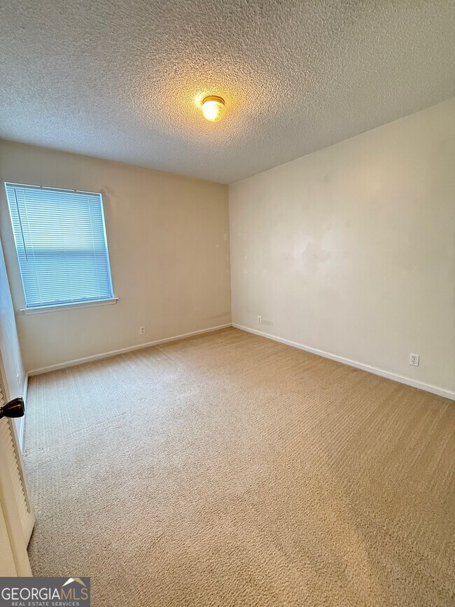 Building Photo - 150 E Lakemont Dr